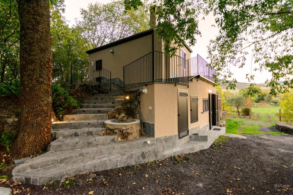 dom ze schodami prowadzącymi do budynku w obiekcie la casa della quercia w mieście Randazzo