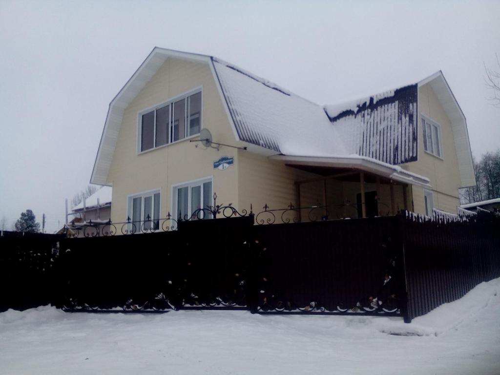 ヴェリキイ・ウスチュグにあるКоттеджの雪に覆われた家