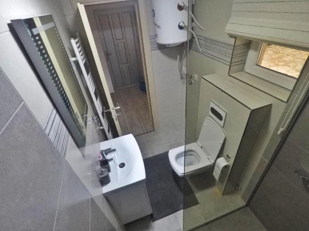 a small bathroom with a toilet and a sink at Studio apartman Centar in Banja Luka
