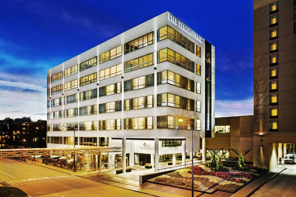 un edificio blanco alto con luces encendidas en The Tennessean Personal Luxury Hotel en Knoxville