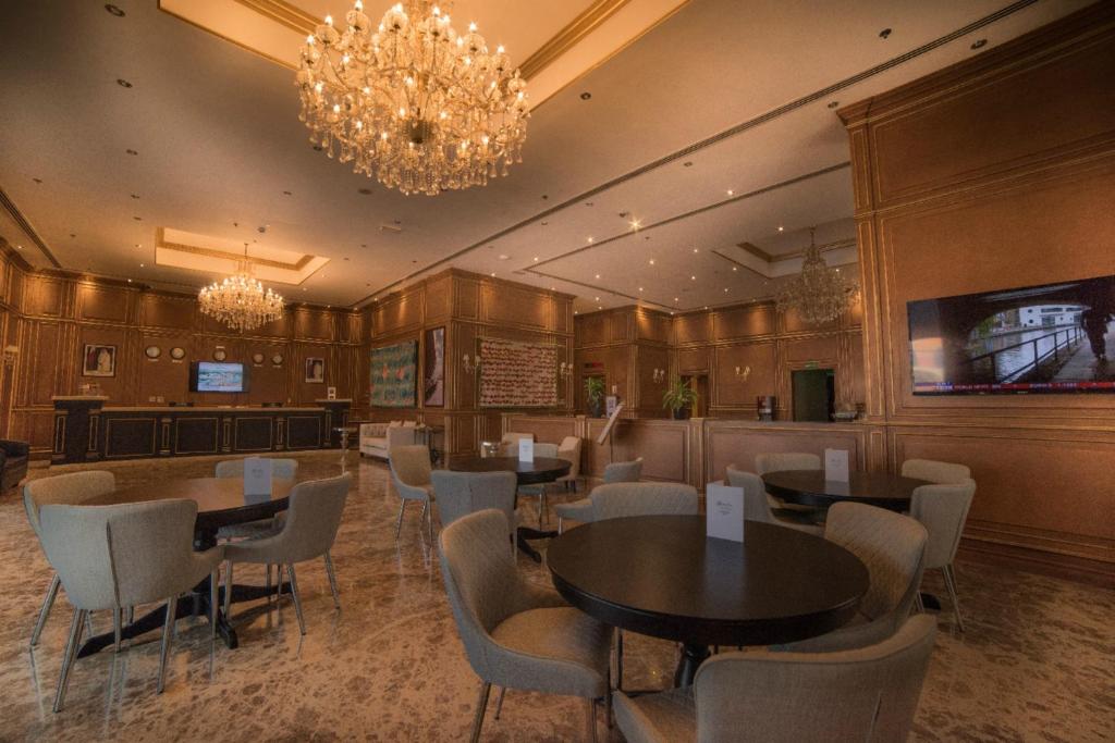 Televisyen dan/atau pusat hiburan di Premium Strato Hotel