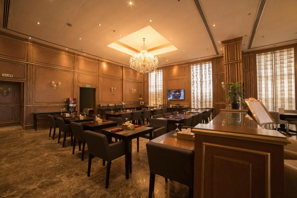 Televisyen dan/atau pusat hiburan di Premium Strato Hotel