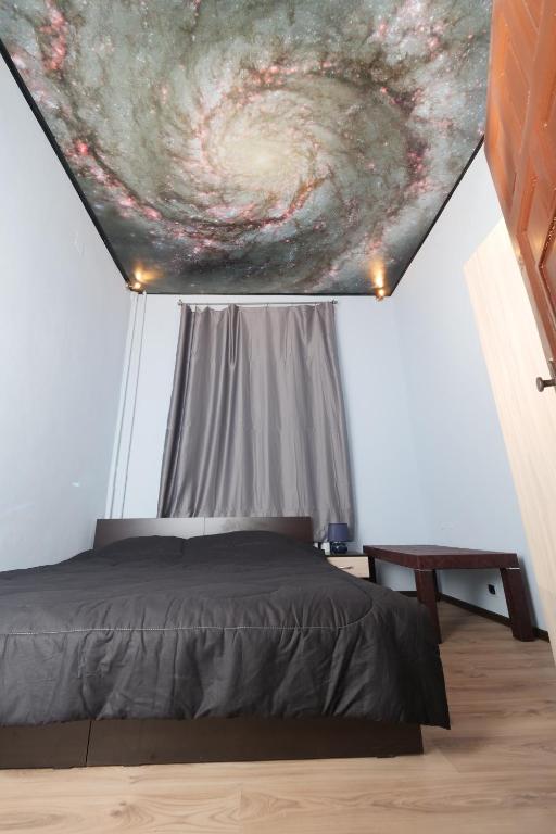 ソフィアにあるTOP center - very comfortable private roomのベッドルーム1室(ベッド1台付)が備わります。壁には絵画が飾られています。