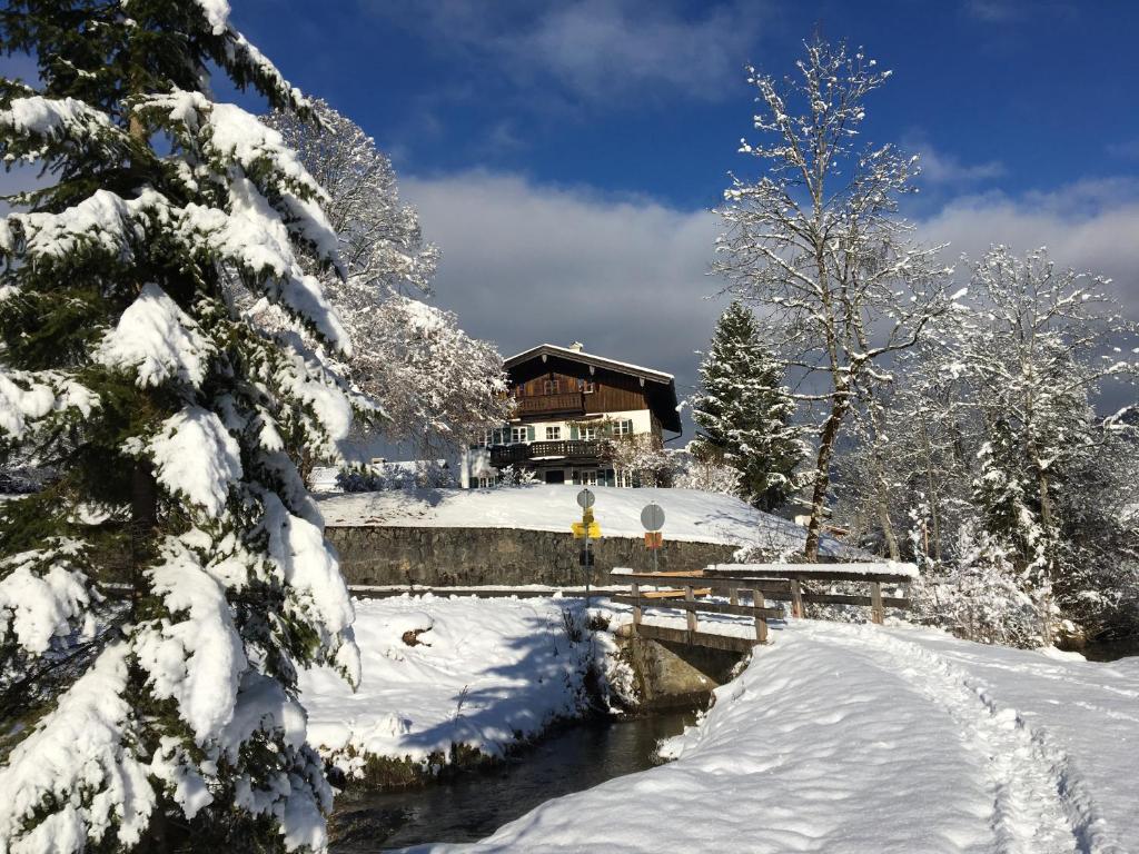 Kış mevsiminde Wohnen am Weißachsteg