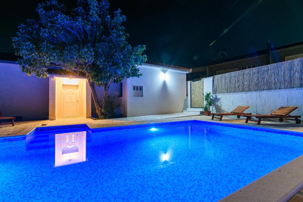 Bazén v ubytovaní Villa Lado with private pool near Split alebo v jeho blízkosti