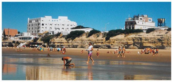 un grupo de personas jugando en el agua en la playa en Solana Del Mar en Las Grutas