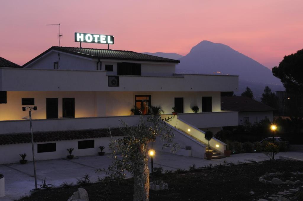 Nespecifikovaný výhled na hory nebo výhled na hory při pohledu z hotelu