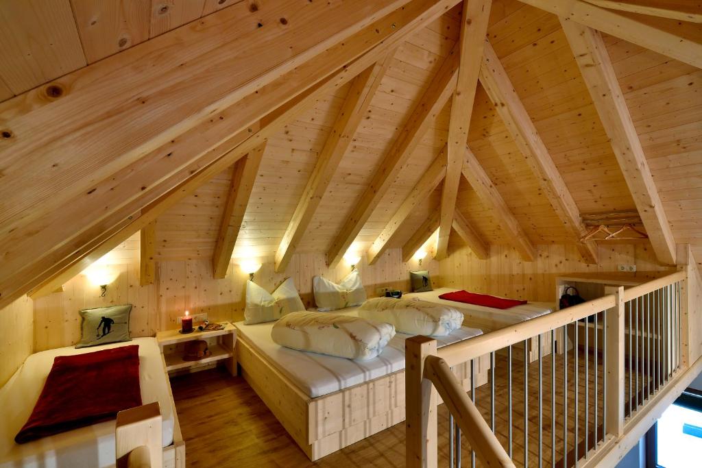 ゼーにあるHotel Garni Bergweltの木製の屋根裏部屋(ベッド2台付)