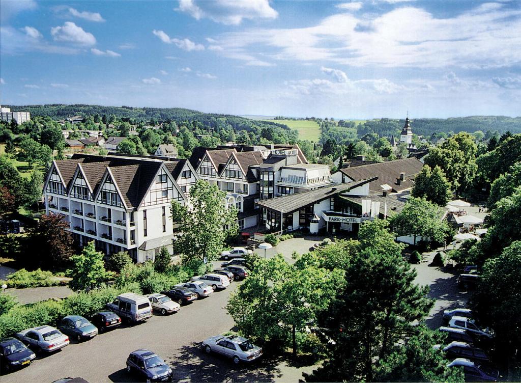 eine Luftansicht einer Stadt mit Autos auf einem Parkplatz in der Unterkunft Parkhotel Nümbrecht in Nümbrecht