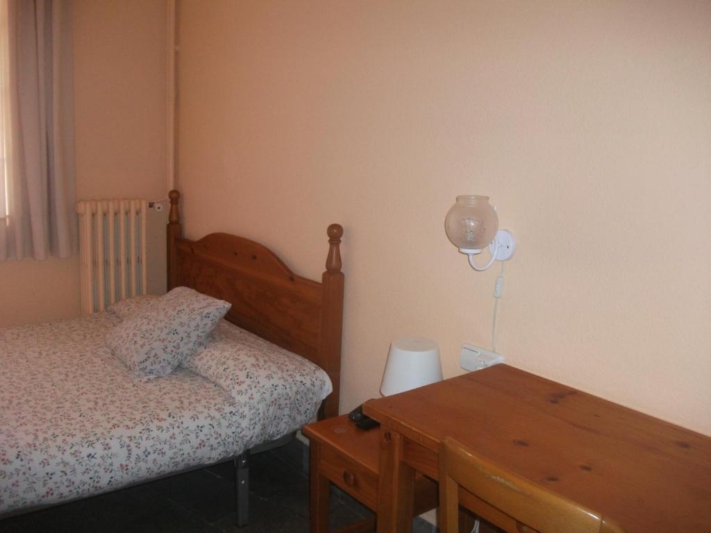 Postel nebo postele na pokoji v ubytování Hostal Porta De Núria