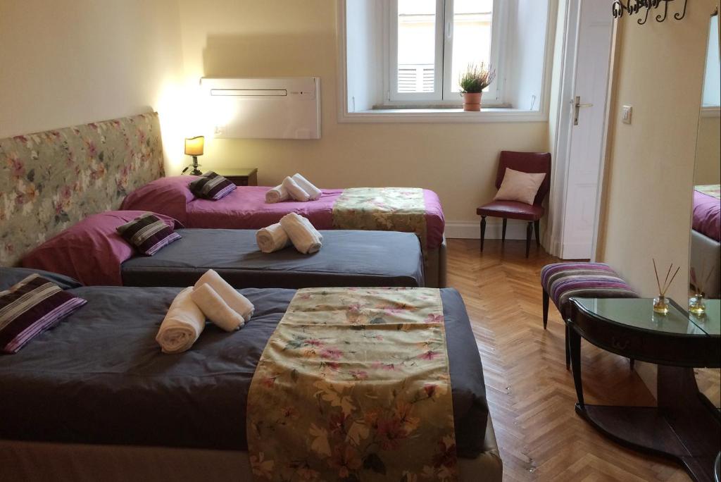Łóżko lub łóżka w pokoju w obiekcie Casa Minerva Al Pantheon