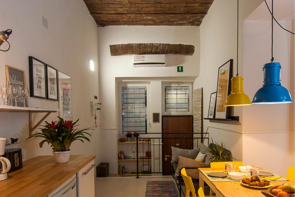 Il comprend une cuisine et un salon avec une table et des chaises. dans l'établissement The yellow house, à Rome