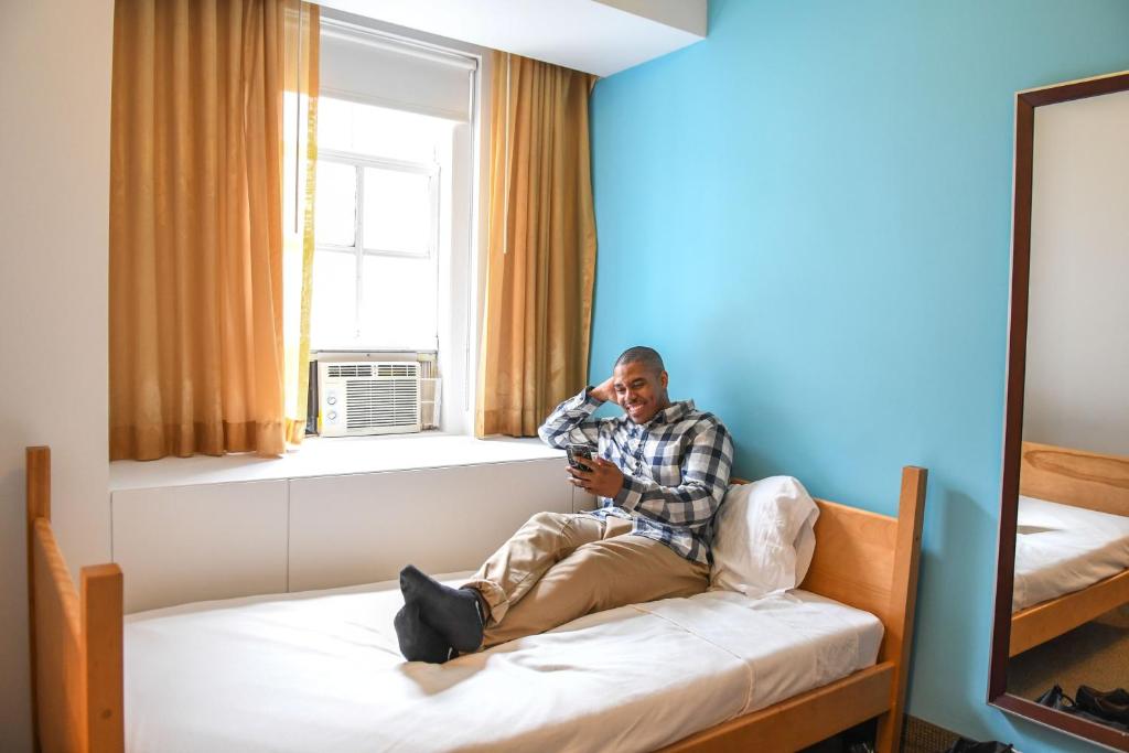 Ein Bett oder Betten in einem Zimmer der Unterkunft West Side YMCA