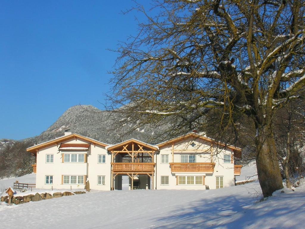 Nespecifikovaný výhled na hory nebo výhled na hory při pohledu z hotelu