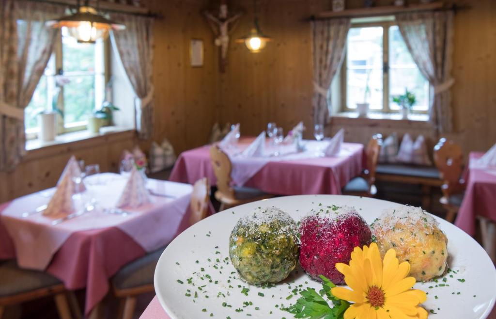 Restaurace v ubytování Gasthof Tschötscherhof