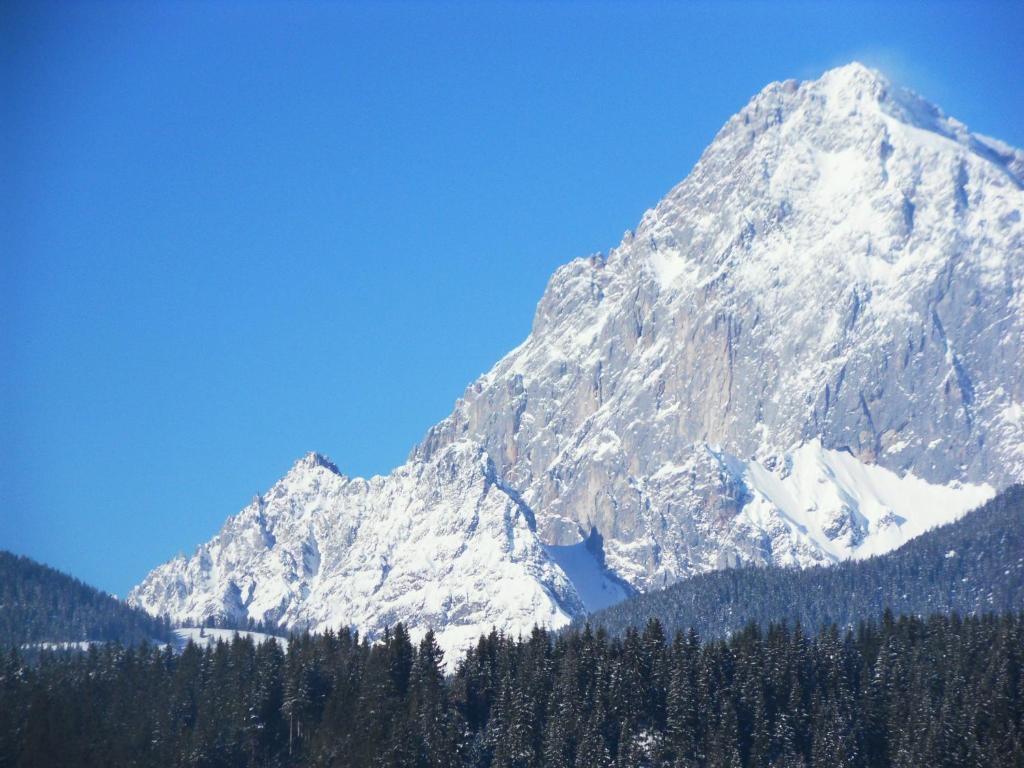 Výhľad na hory alebo výhľad na hory priamo z horskej chaty