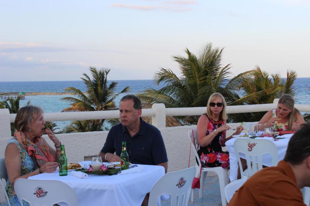 Clients de l'établissement Aquatech Villas DeRosa Resort