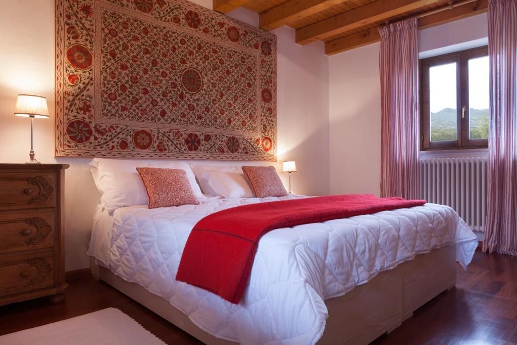 Santa GiustinaにあるCOLVAGO CIMA DODICI – DOLOMITES NATIONAL PARKのベッドルーム1室(赤い毛布付きのベッド1台付)