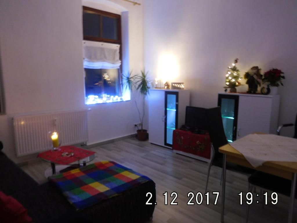 sala de estar con mesa y ventana en Ferienwohnung am Schloss, en Torgau