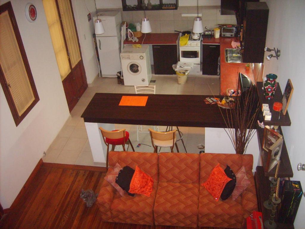 Vista aérea de una cocina con sofá en Blue House en Buenos Aires