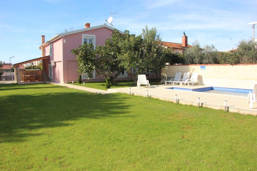 dom z dziedzińcem z basenem w obiekcie Vacation house "Viola" w Fažanie