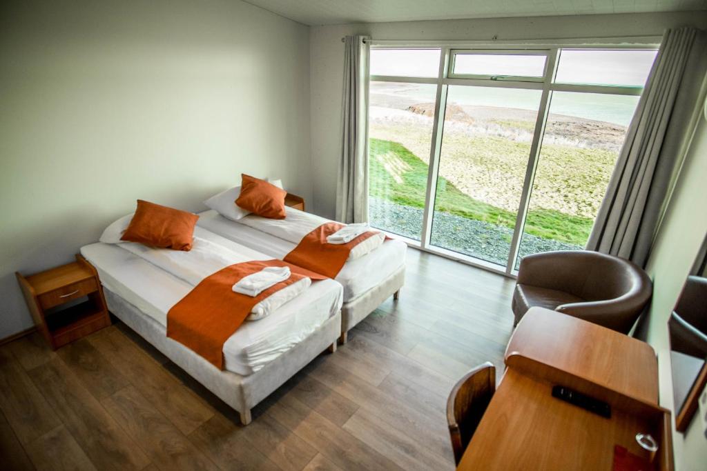 um quarto com 2 camas e uma grande janela em Gerdi Guesthouse em Gerdi