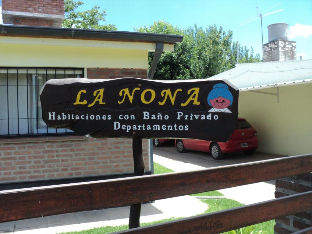 una señal que lee la moma hellfighters en los departamentos beta pikota en La Nona en Villa Cura Brochero