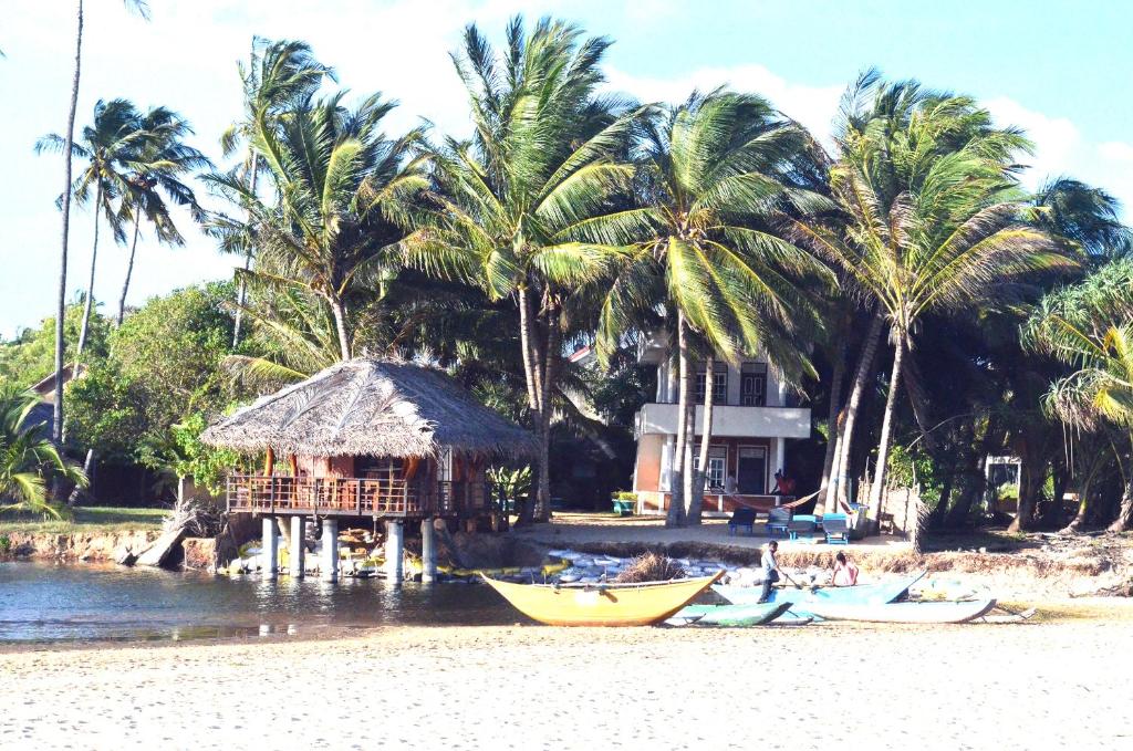 un grupo de barcos en una playa con palmeras en Lonely Beach Resort Tangalle, en Tangalle