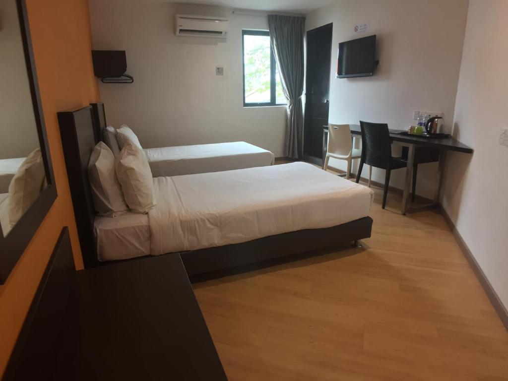 Postel nebo postele na pokoji v ubytování Padungan Hotel