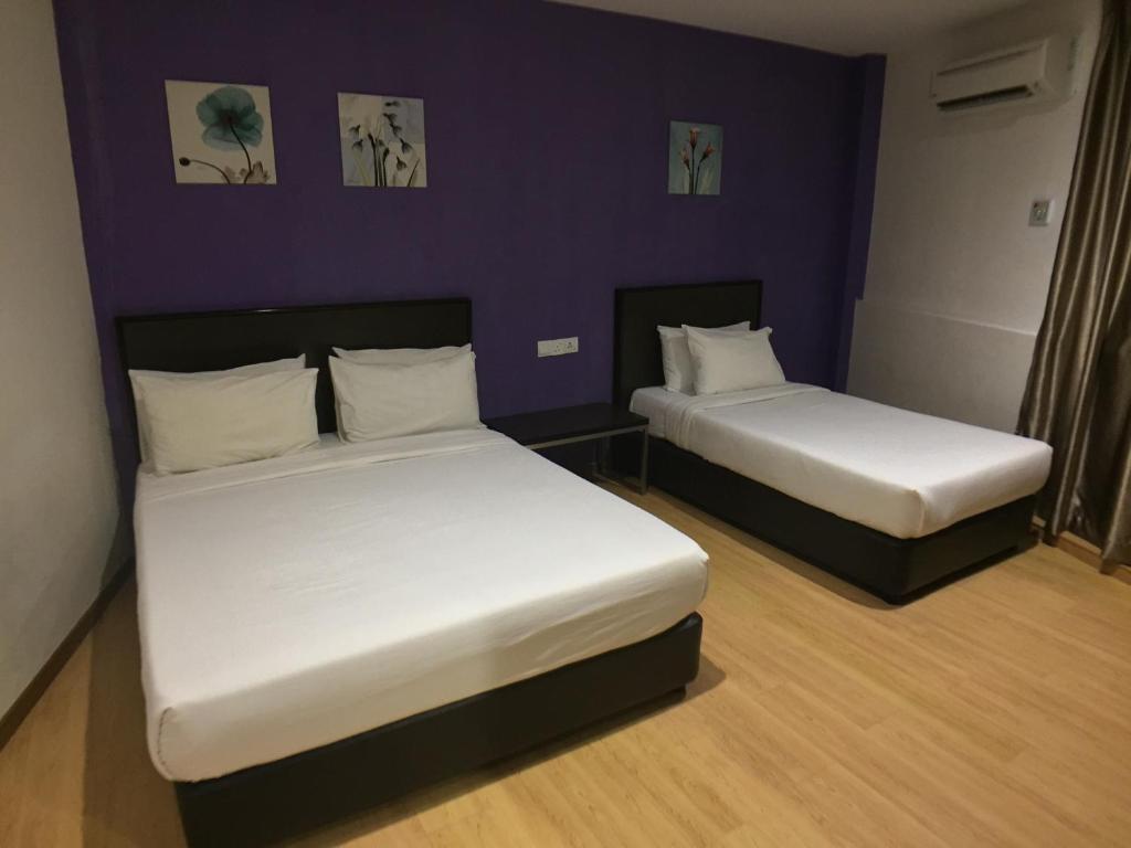 Postel nebo postele na pokoji v ubytování Padungan Hotel