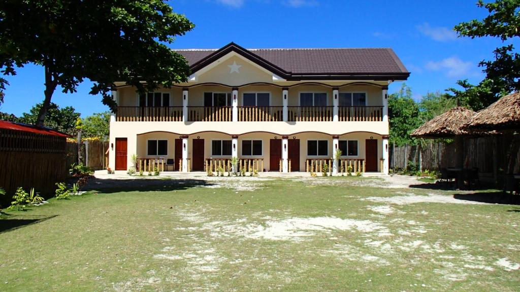 una casa con un gran patio delante de ella en Malapascua Starlight Resort en Malapascua Island