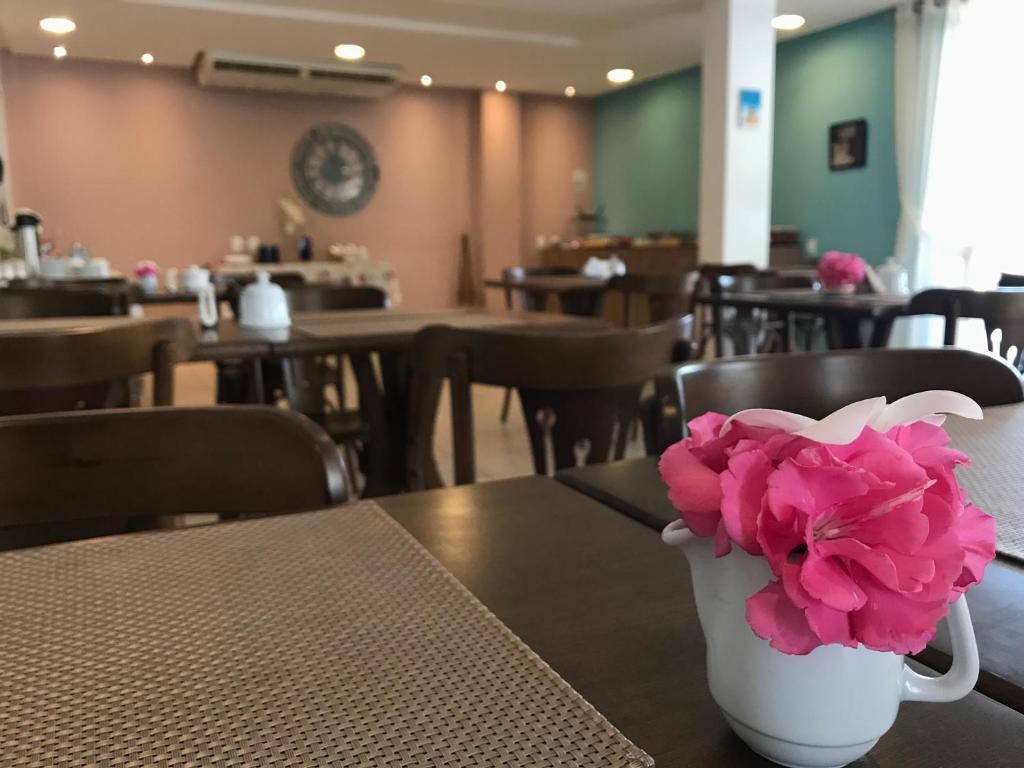 Um restaurante ou outro lugar para comer em Scenarium Hotel