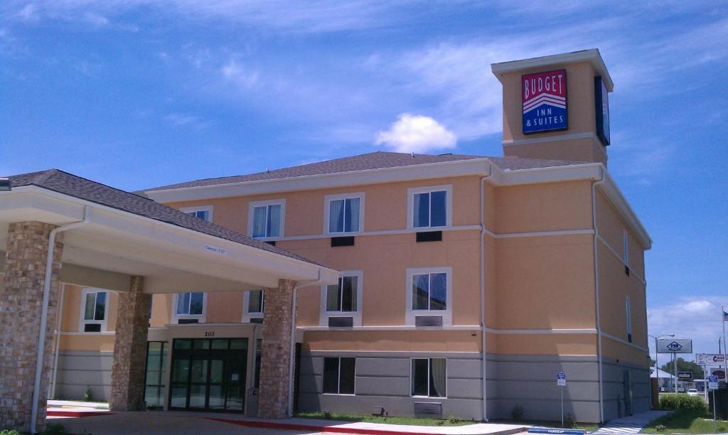 a hotel building with a sign on top of it at Budget Inn Ganado in Ganado