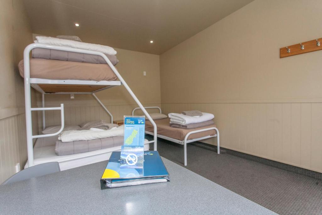 Postel nebo postele na pokoji v ubytování Oamaru TOP 10 Holiday Park