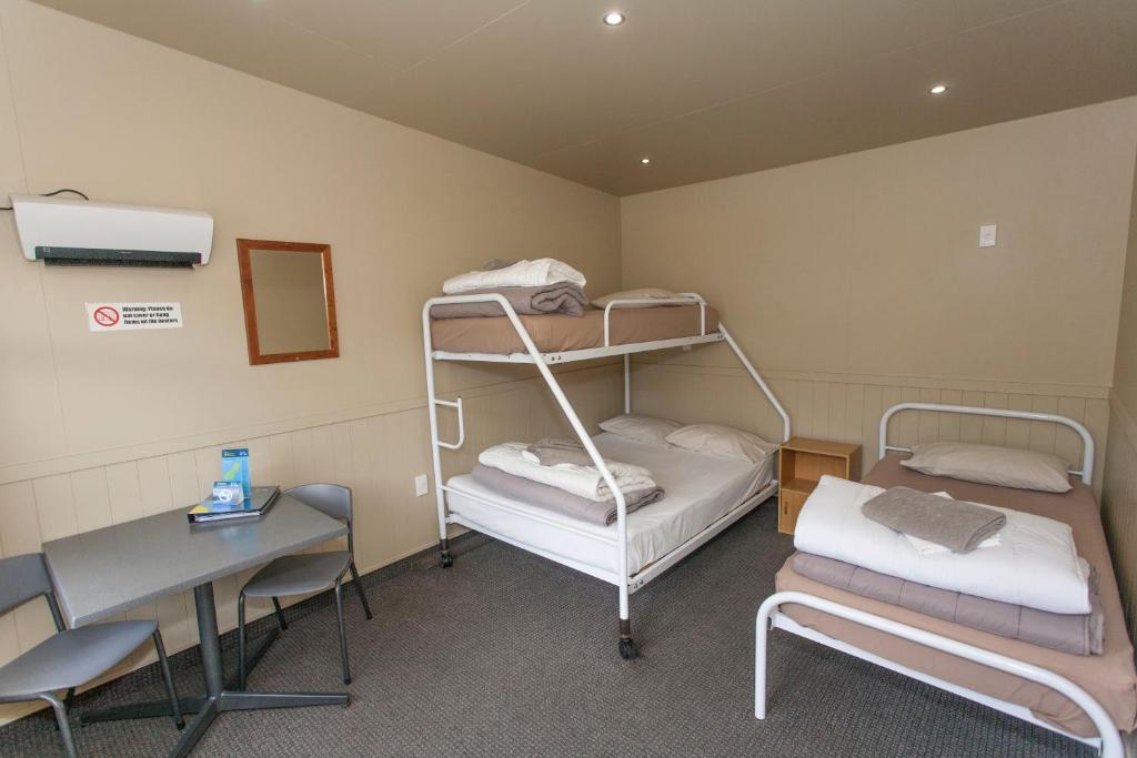 Postel nebo postele na pokoji v ubytování Oamaru TOP 10 Holiday Park