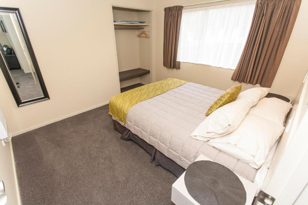 Postel nebo postele na pokoji v ubytování Oamaru TOP 10 Holiday Park