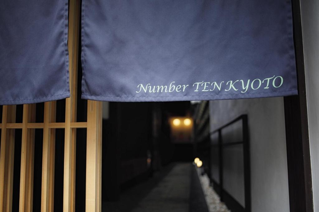 Ein Schild mit der Nummer zehn und Violet auf einem Gebäude. in der Unterkunft No.10 Kyoto House in Kyoto