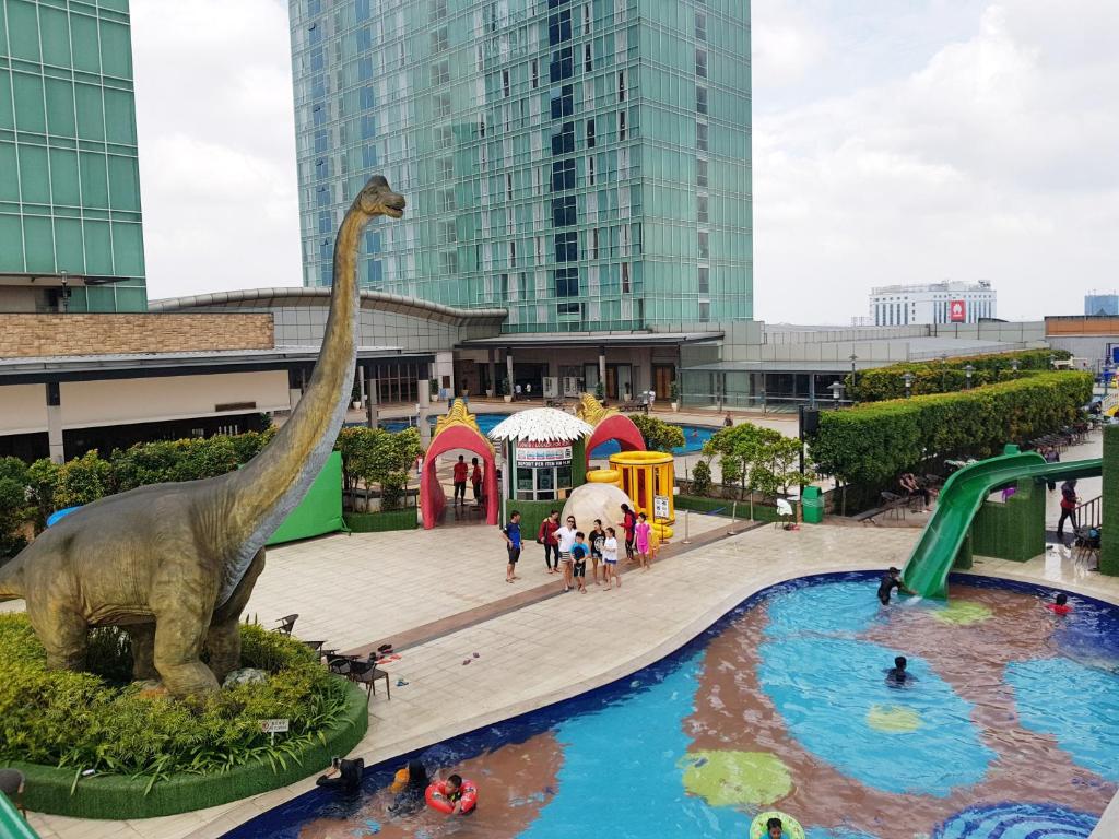 Kolam renang di atau dekat dengan KSL Hotel & Resort