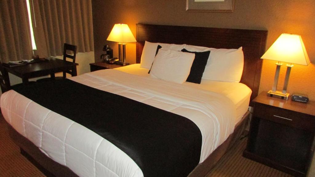 Postel nebo postele na pokoji v ubytování FairBridge Inn & Suites Leavenworth