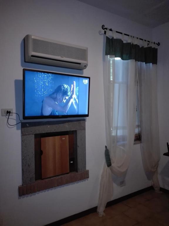 TV a/nebo společenská místnost v ubytování B&B La Quercia