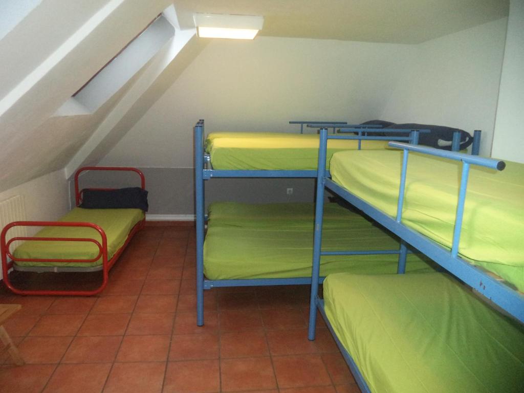 Palanda nebo palandy na pokoji v ubytování Albergue de Canfranc Estación