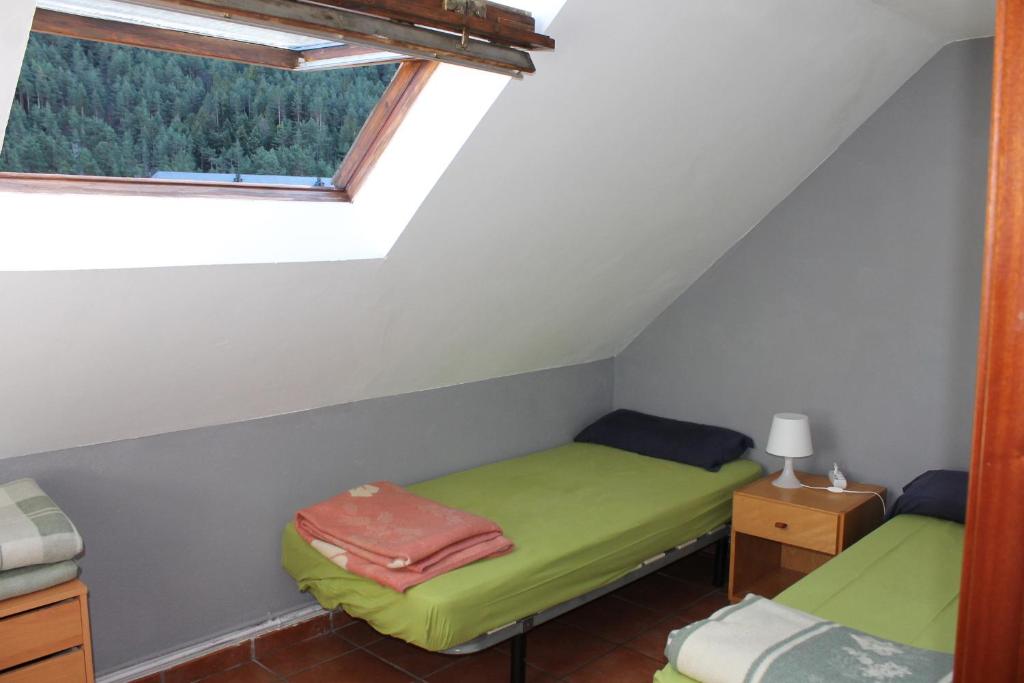 Postel nebo postele na pokoji v ubytování Albergue de Canfranc Estación