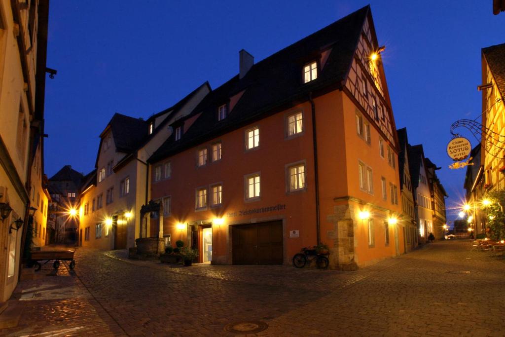 un grand bâtiment dans une rue la nuit dans l'établissement Hotel Reichs-Küchenmeister, à Rothenburg ob der Tauber