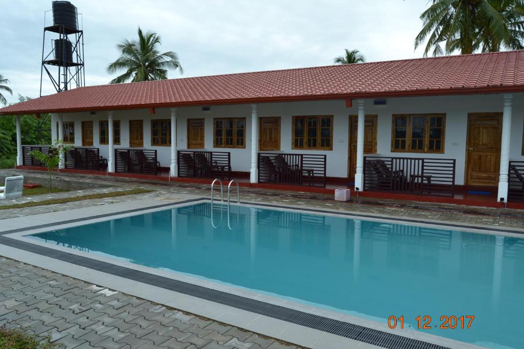 Bazén v ubytování Shan Guest and Restaurant Nilaveli nebo v jeho okolí
