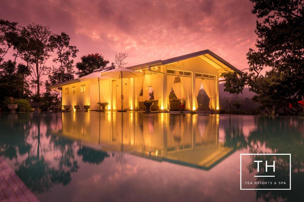 una casa con una piscina d'acqua di fronte di Tea Heights a Kandy