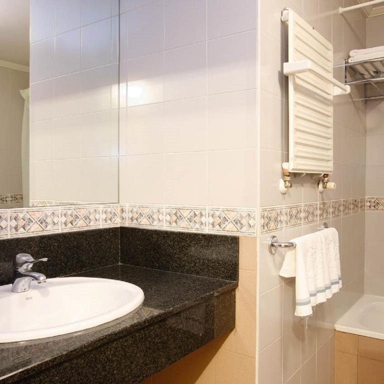 A bathroom at Apartamentos Marina