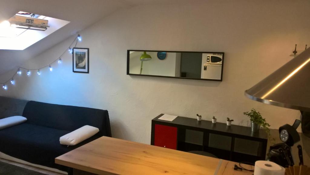 Una sala de estar con un sofá azul y una mesa. en Rent4night Grenoble Europole, en Grenoble