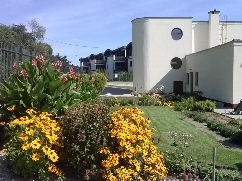 グディニャにあるApartament w ogrodzieの建物前の花園