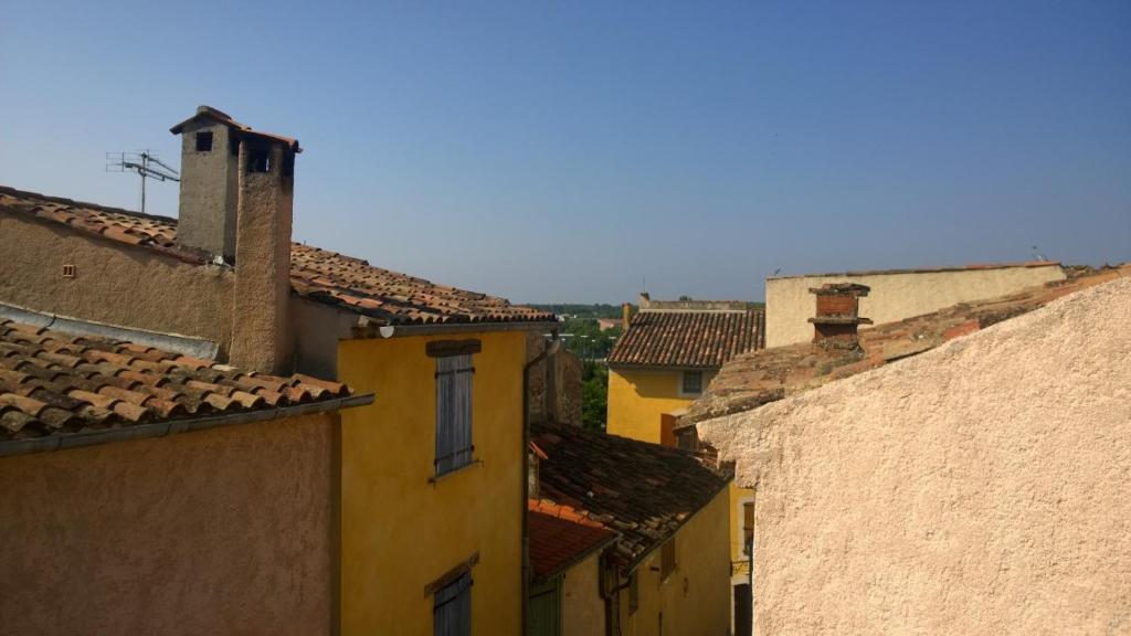 un gruppo di edifici in una città con tetti di provencal house with sunny terrace ad Aups