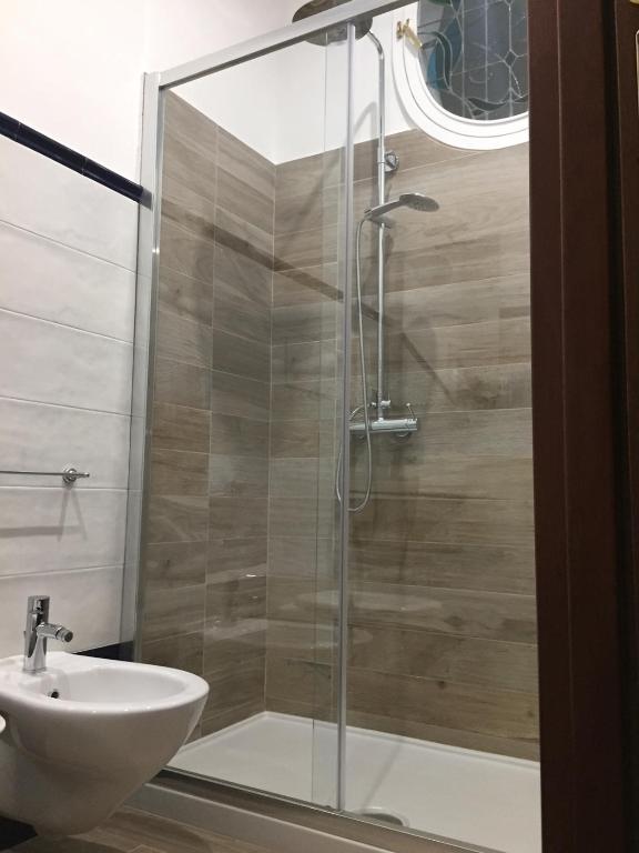 łazienka z prysznicem i umywalką w obiekcie B&B Lumasa w mieście Vietri sul Mare